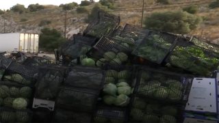 Πανικός στη Λεωφόρο Αθηνών από την ανατροπή της νταλίκας: Γέμισε οπωροκηπευτικά ο δρόμος