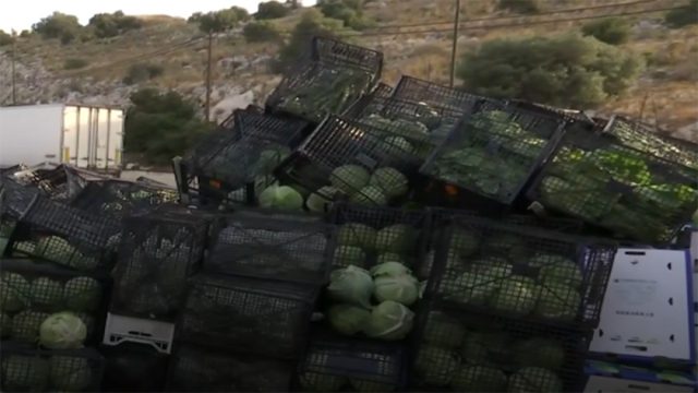 Πανικός στη Λεωφόρο Αθηνών από την ανατροπή της νταλίκας: Γέμισε οπωροκηπευτικά ο δρόμος