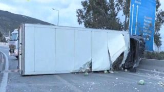 Ανατροπή νταλίκας στον Σκαραμαγκά – Κλειστό το ρεύμα προς Αθήνα στην Εθνική Οδό