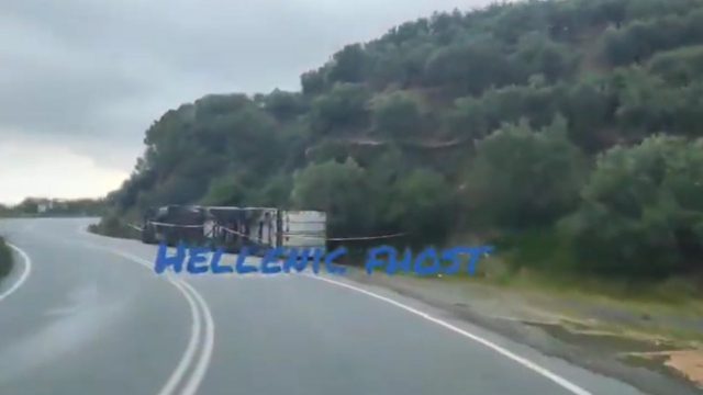 Τροχαίο στα Χανιά: Νταλίκα ανετράπη εξαιτίας μετατόπισης του φορτίου της