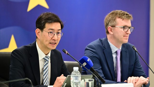 Το ΔΝΤ βάζει πάλι «μπλόκο»: Βλέπει ανάπτυξη στην ελληνική οικονομία αλλά απαγορεύει αύξηση μισθών