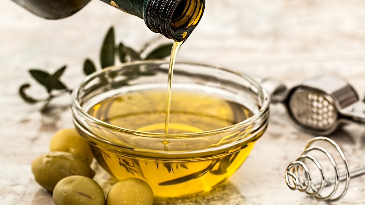 Πιείτε ελαιόλαδο με άδειο στομάχι κάθε πρωί – Τα οφέλη είναι αναρίθμητα