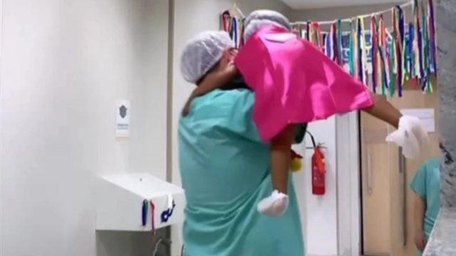 Ο παιδίατρος των υπερηρώων: Γιατρός μεταμφιέζει τους μικρούς ασθενείς του πριν τις εγχειρήσεις (Βίντεο)