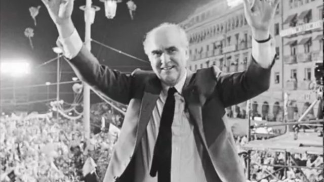 «Τσοβόλα, δώσ’ τα όλα»: Το παρασκήνιο της διαβόητης ατάκας Παπανδρέου – Πώς σχετίζεται το σκάνδαλο Κοσκωτά