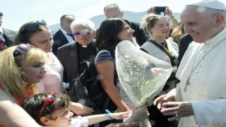 Μια κηδεία δίπλα στους «αόρατους» της κοινωνίας: Πρόσφυγες και άστεγοι στο τελευταίο αντίο στον Πάπα Φραγκίσκο