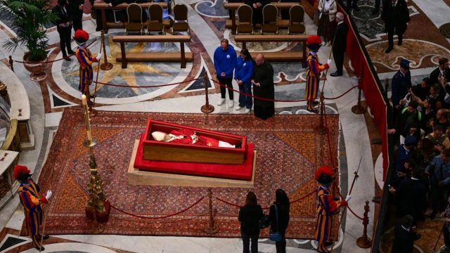 Πάπας Φραγκίσκος: Πάνω από 100.000 απέτισαν φόρο τιμής – Καρέ καρέ πώς θα διεξαχθεί η κηδεία του