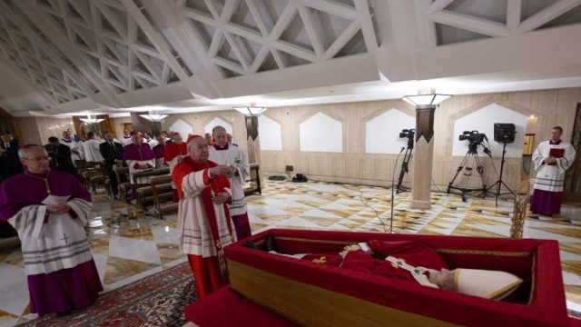 Πάπας Φραγκίσκος: Πάνω από 20.000 πιστοί στο Βατικανό – Τι είναι η τεράστια μελανιά στο πρόσωπό του