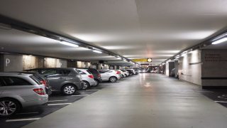 Μία θέση στάθμευσης κοστίζει περισσότερο από μία γκαρσονιέρα: Οι εξωφρενικές τιμές των θέσεων πάρκινγκ στην Αθήνα