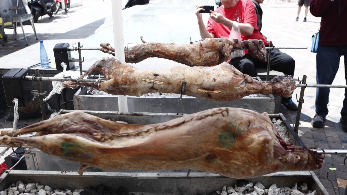 Πάσχα: Αρνί… από χρυσάφι και εκ νέου «τσιμπημένο» το γιορτινό τραπέζι