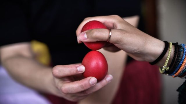 Πάσχα με ασφάλεια: Χρήσιμες συμβουλές από τον ΕΟΔΥ για τη σωστή κατανάλωση τροφίμων στο γιορτινό τραπέζι