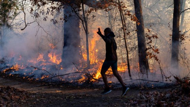 ΗΠΑ: Τεράστια πυρκαγιά στο Νιου Τζέρσεϊ – Εκκενώθηκαν περιοχές, μεγάλες ζημιές σε επιχειρήσεις
