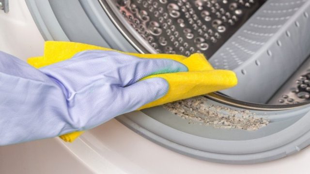 Χωρίς καν… να κουραστείτε και να ξοδευτείτε: 5 «άχαστα» κόλπα για να καθαρίσετε αποτελεσματικά το πλυντήριο ρούχων σας