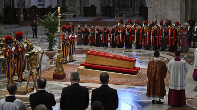 Πάπας Φραγκίσκος: Πώς συντηρήθηκε η σορός του – Σφραγίστηκε το φέρετρο του Ποντίφικα