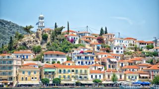 3 νησιά κοντά στην Αθήνα που αξίζει να επισκεφθείς μέσα στον Μάιο