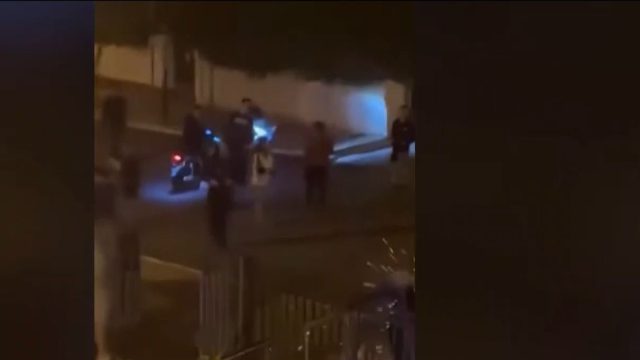 Σοκαριστικό βίντεο ντοκουμέντο στον Πόρο: Ανήλικοι ψευτόμαγκες πετούν βαρελότα στα πόδια 85χρονης!