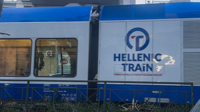 Σφοδρή σύγκρουση προαστιακού με ΙΧ – Η οδηγός απεγκλωβίστηκε από την Πυροσβεστική
