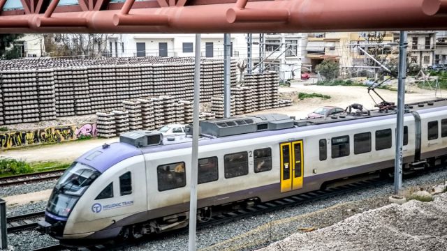 Σοκ στη Χαλκίδα: Σύγκρουση προαστιακού με φορτηγό στα ναυπηγεία
