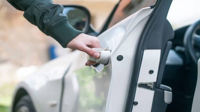 Έρχεται πρόστιμο για τους οδηγούς: Αυτό θα πληρώσετε όταν αφήσετε τις πόρτες του αυτοκινήτου ανοιχτές