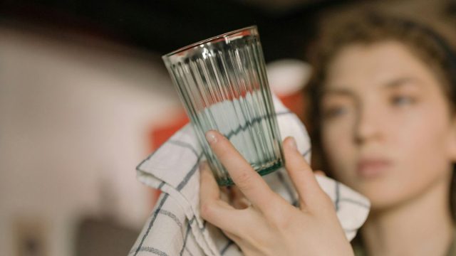 Πρόβλημα με το πλυντήριο πιάτων: Βγάζει θαμπά τα ποτήρια – Τα κόλπα που θα σε σώσουν