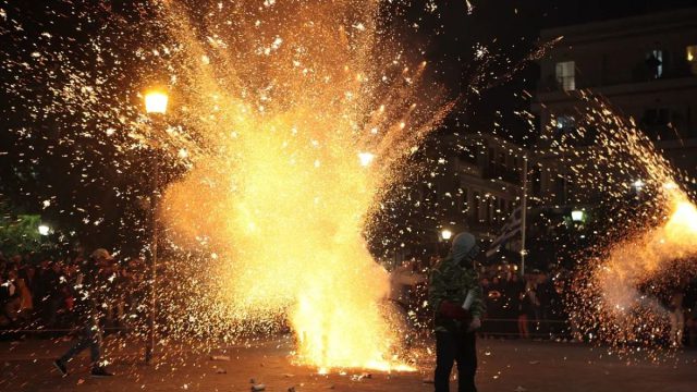 Ποια η διαφορά ανάμεσα σε καπνογόνο και κροτίδα; Οι κατηγορίες στα πυροτεχνήματα και οι ποινές που προβλέπονται