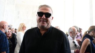 Ο Αντώνης Ρέμος απάντησε στις «φωνές» για το Ντουμπάι: «Λέμε μεγάλα νούμερα για να δημιουργούμε εντυπώσεις»