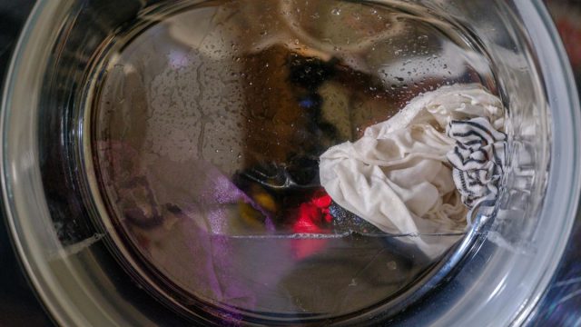 Ρίχνετε χλωρίνη στα ρούχα σας; Οι 5 καταστροφικές της συνέπειες