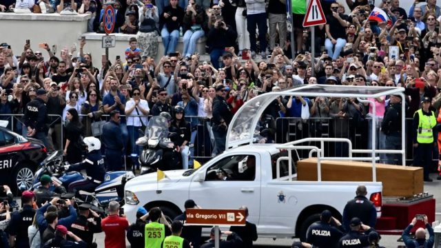 Στη Σάντα Μαρία Μαντζόρε η σορός του Πάπα Φραγκίσκου: Τρανς, φυλακισμένοι, άστεγοι και μετανάστες υποδέχτηκαν τον Ποντίφικα