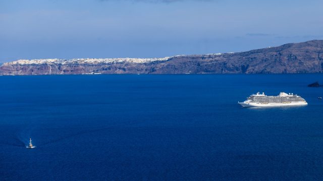 Η Σαντορίνη «ξυπνά» από τη σεισμική αβεβαιότητα – Επιστροφή στην «κανονικότητα» για το νησί