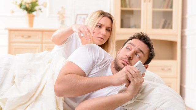 Η διαίσθηση μιλάει: 7 σημάδια που δείχνουν ότι ο άνδρας σας κρύβει κάτι