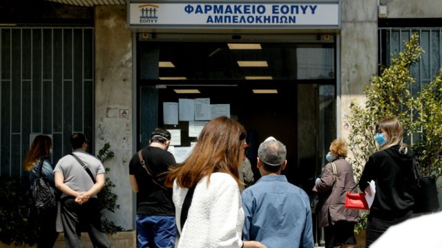 Συνεχίζεται η ταλαιπωρία στα φαρμακεία ΕΟΠΥΥ – Ουρές «ντροπής» για ένα φάρμακο