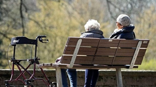 5 ανατροπές στο μίνι Ασφαλιστικό: Τροποποιήσεις σε συντάξεις χηρείας και επιδόματα από τον ΕΦΚΑ