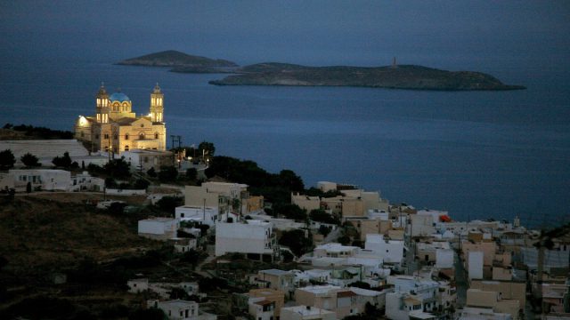 Πάσχα στη Σύρο: Μια μοναδική εμπειρία αρμονίας και παράδοσης