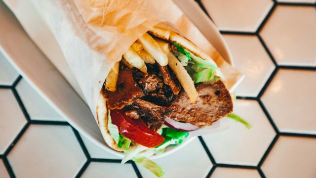 Ούτε σουβλάκι, ούτε κοκορέστι: Το αλγερινό φαγητό που «αποκαθήλωσε» την ελληνική γαστρονομία