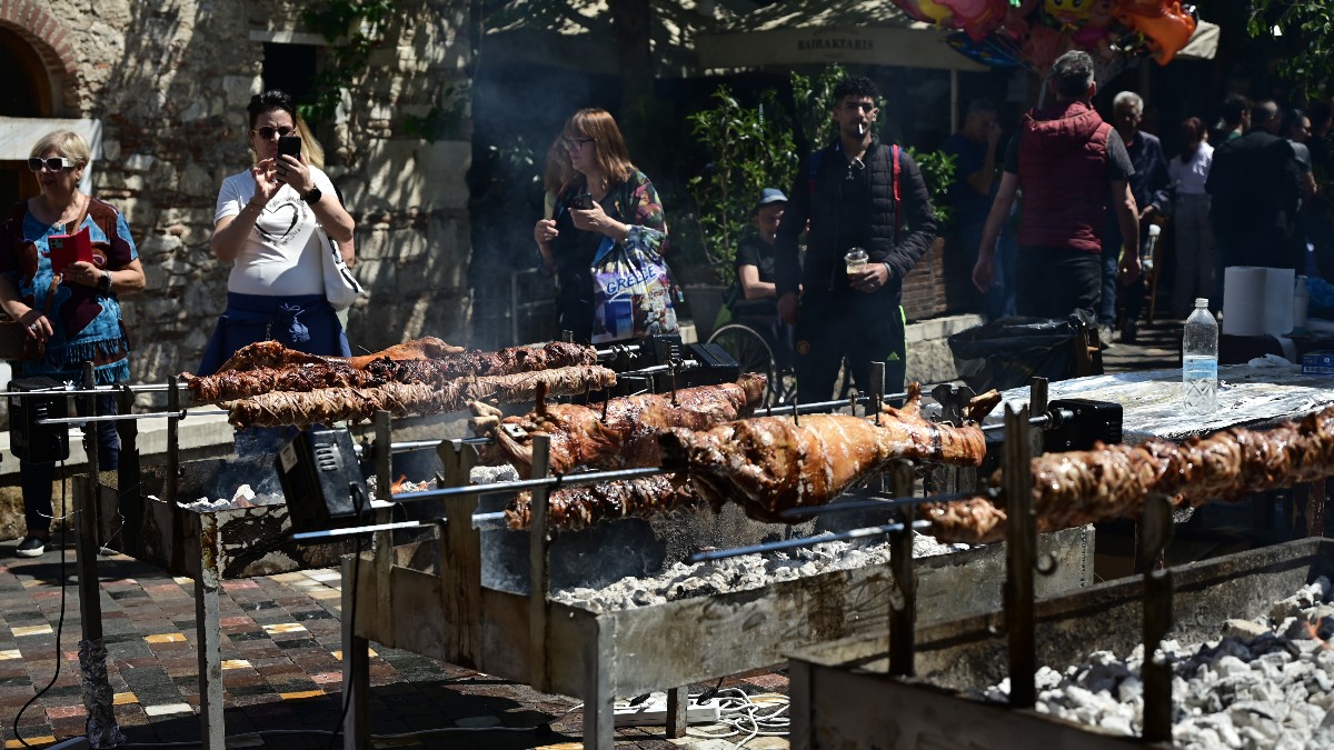 Η φωτογραφία της ημέρας: Πήραν φωτιά οι σούβλες και αυτό το Πάσχα