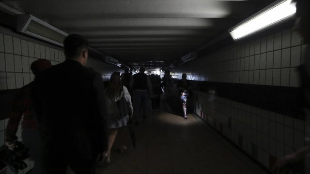 Επαγόμενη ατμοσφαιρική δόνηση: Τι είναι το φαινόμενο που προκάλεσε το μπλακ άουτ στην Ισπανία – Η πιθανότητα να συμβεί και στην Ελλάδα