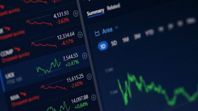 «Κατρακύλα» στη Wall Street: Οι δασμοί Τραμπ «χτυπάνε» Apple, Amazon και άλλους τεχνολογικούς κολοσσούς