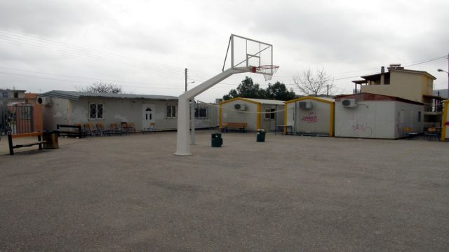 Ανησυχία για επικίνδυνο στύλο έξω από σχολείο στο Ηράκλειο: Γονείς ζητούν την άμεση απομάκρυνσή του