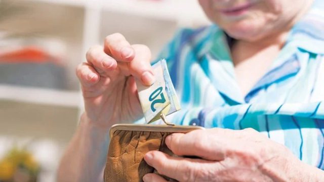 Συντάξεις σοκ: Δείτε το χαοτικό «χάσμα» που χωρίζει Δημόσιο και Ιδιωτικό τομέα – Ποιοι παίρνουν ψίχουλα και ποιοι τη «μερίδα του λέοντος»