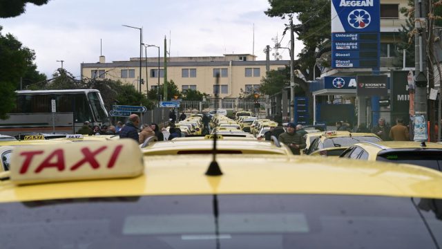 Χωρίς ταξί η Αττική σήμερα (15/4) – Κινητοποιήσεις διαμαρτυρίας ενάντια στον αποκλεισμό από τις λεωφορειολωρίδες