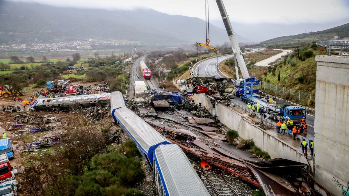 Τέμπη: Ένα πόρισμα υπό κατάρρευση και μια καταιγίδα αμφισβήτησης γύρω από την πυρόσφαιρα
