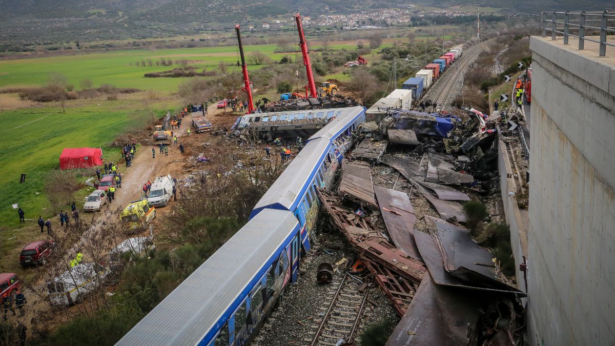 «Υπάρχουν άνθρωποι που έχασαν τη ζωή τους;»: Μητέρα θύματος αναζητά αγωνιωδώς τον γιο της που χάθηκε στα Τέμπη