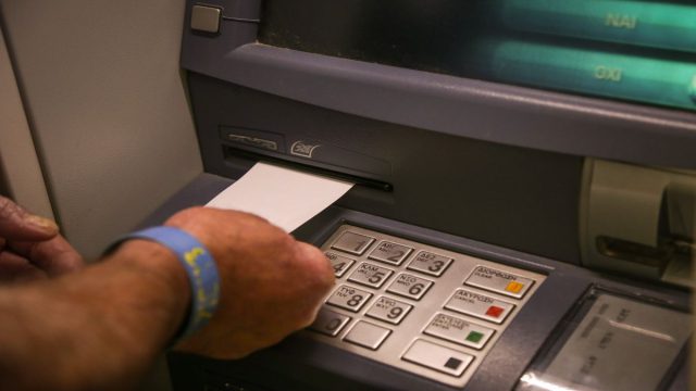 Πάσχα και συναλλαγές: Πότε θα επαναλειτουργήσουν οι τράπεζες