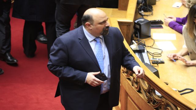 Βουλή: Πολιτική σύγκρουση για την υπόθεση Τριαντόπουλου – Τα πιθανά σενάρια για την εξέλιξη της υπόθεσης