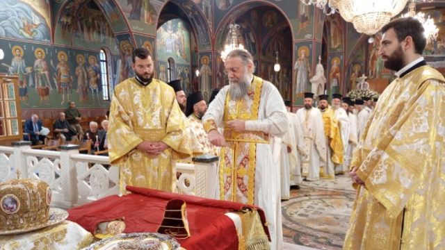 Αυτός είναι ο λόγος που διάβασαν το Ευαγγέλιο στα… Ουγκανέζικα και στα Αρβανίτικα, την Κυριακή του Πάσχα στα Τρίκαλα