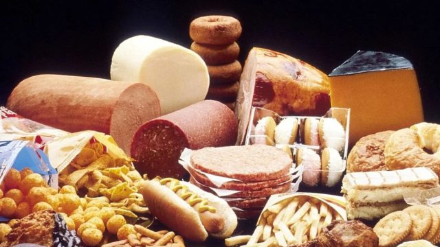 Αν είστε πάνω από 40 καλό είναι να τις αποφεύγετε: Οι τροφές που «εκτοξεύουν» την χοληστερίνη και αυξάνουν τους κινδύνους