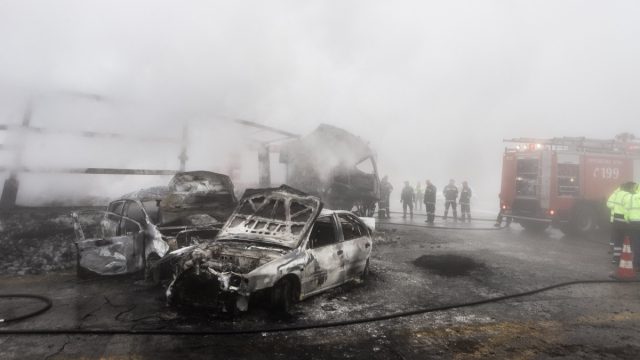 Βίντεο-σοκ από το φονικό τροχαίο στην Κοζάνη: Η στιγμή που το αυτοκίνητο τυλίγεται στις φλόγες