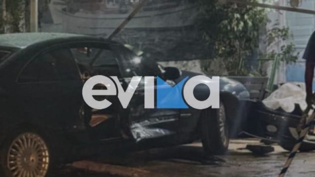 Απίστευτο τροχαίο στην Ερέτρια: Αυτοκίνητο «καρφώθηκε» σε κατάστημα – Συγκλονιστικές εικόνες