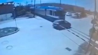 Καρέ-καρέ η σύγκρουση στην Πάτρα: Η στιγμή που το αυτοκίνητο χτυπά την κλειστή μπάρα και καρφώνεται στο τρένο
