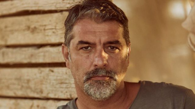 Όπως δεν τον έχετε ξαναδεί: Η φωτογραφία του Βασίλη Μπισμπίκη με μακριά μαλλιά