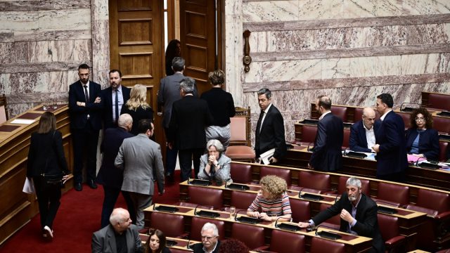 Αποχώρησε ο ΣΥΡΙΖΑ από τη Βουλή – Για «μουσολινική νοοτροπία» κατηγορεί την Κωνσταντοπούλου ο Φλωρίδης